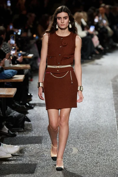 Look 16